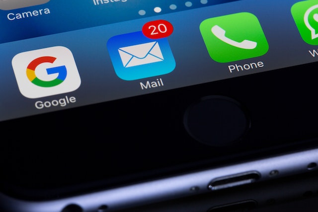 Mail application icon with red notification badge that reads "20"
