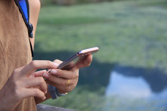 cropped-person-holding-a-smartphone